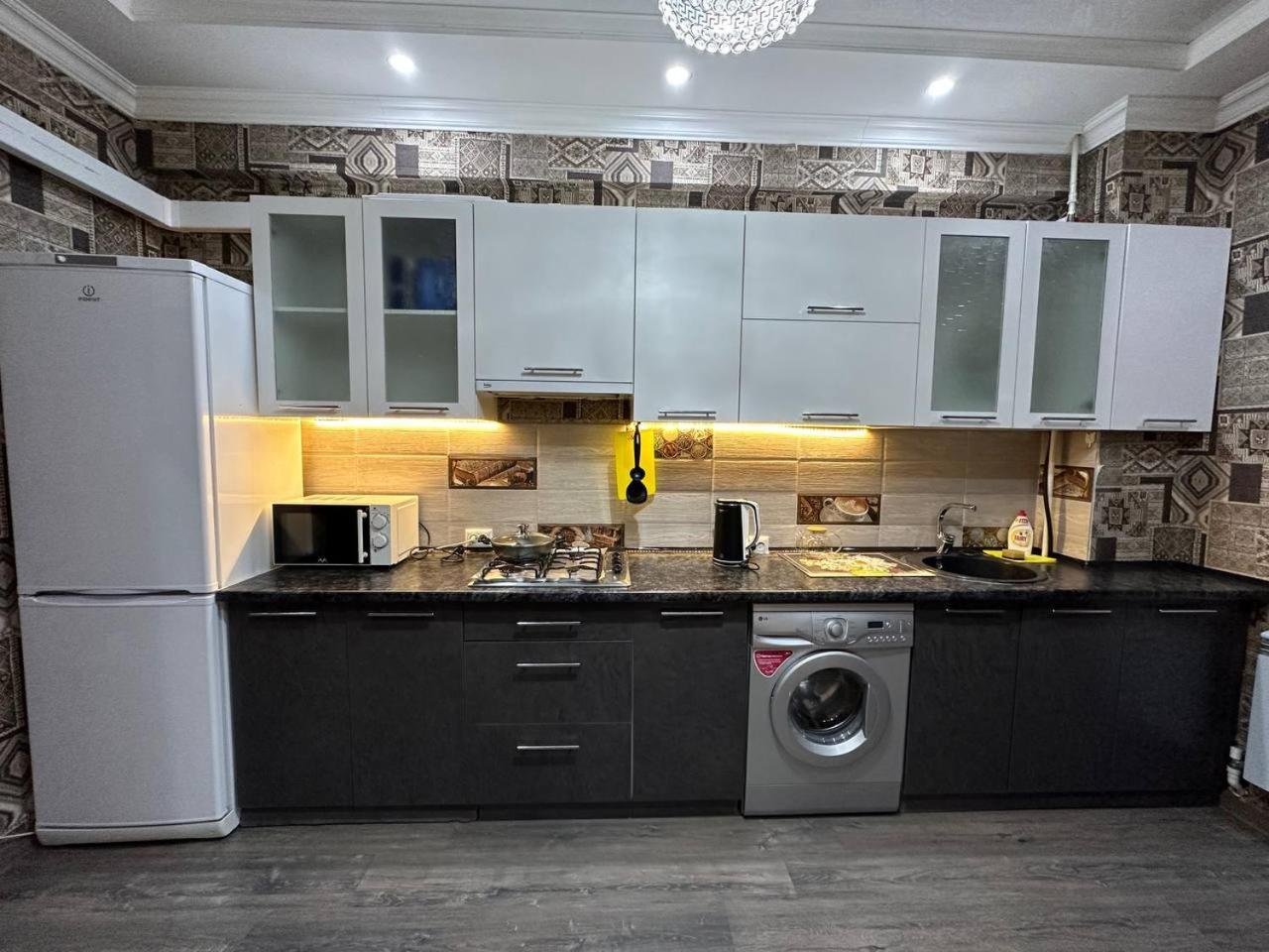 Apartment With City View On Sydykova St. 123 比什凯克 外观 照片